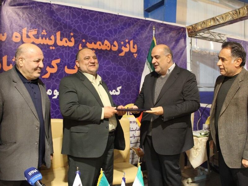 مدیرعامل شرکت تولید برق بیستون طی اقدامی ارزشمند از مدیرکل فرهنگ و ارشاد اسلامی برای برگزاری نمایشگاه کتاب تقدیر کرد